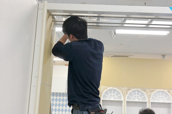 造作大工工事中のスタッフ